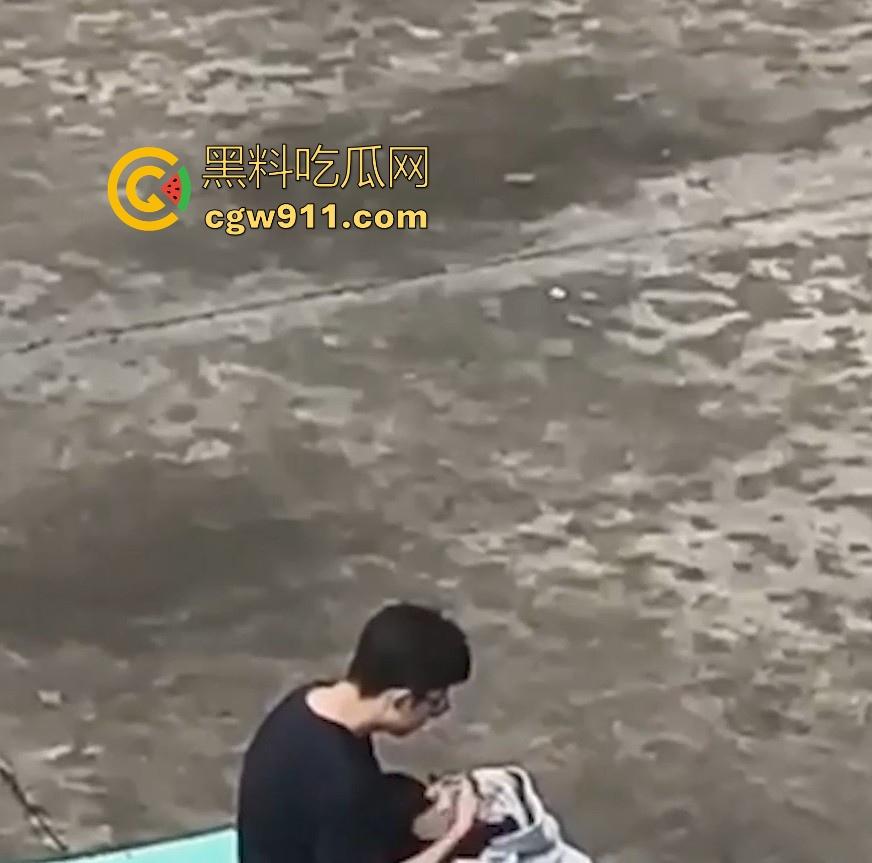 情侣小区公共篮球场情不自禁激情野战，篮球架下偷吃禁果，女生专心吃鸡男生放风盯哨，极其刺激！-10