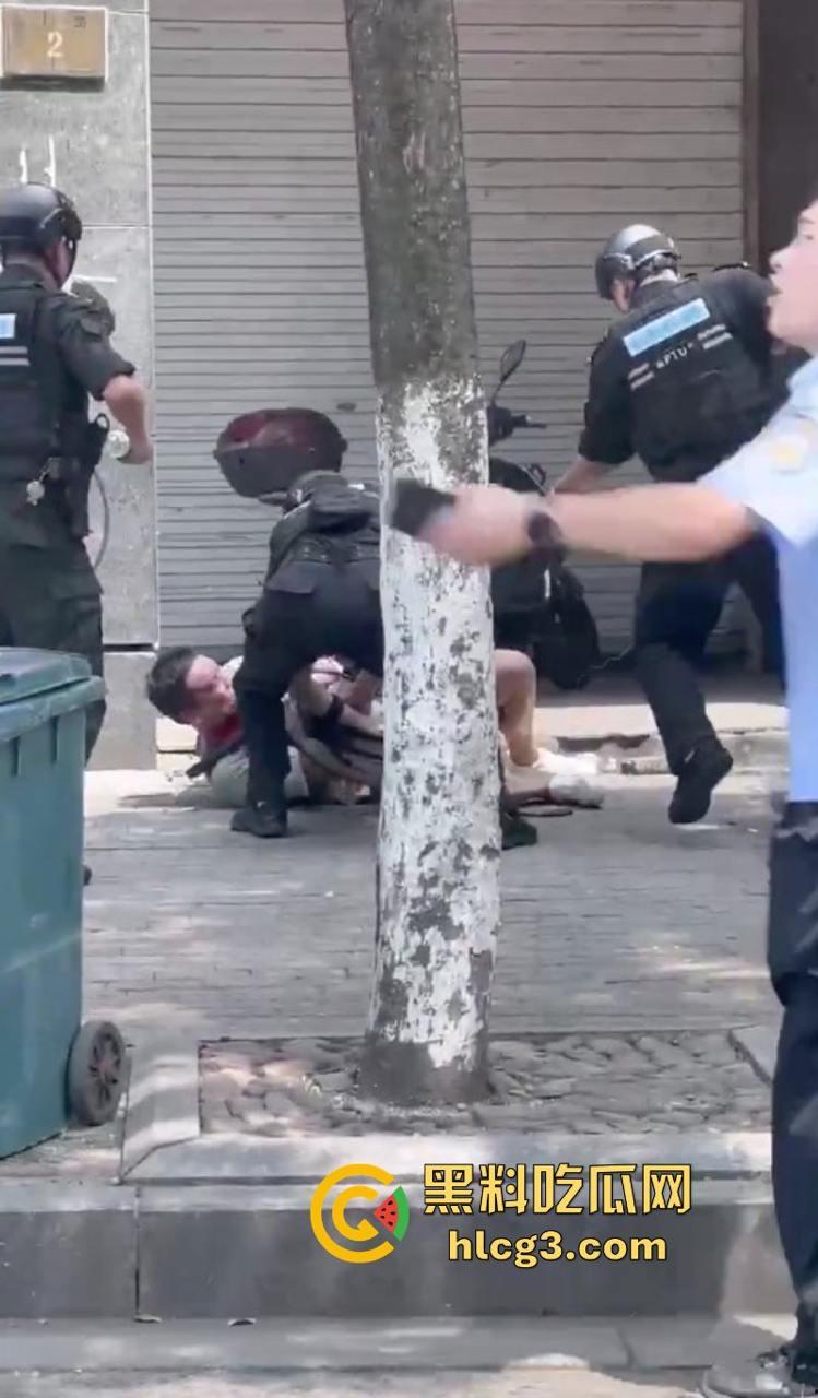 狠起来连自己都捅！浙江湖州市大街上连捅自己数刀 警方合力当场将其制服-4