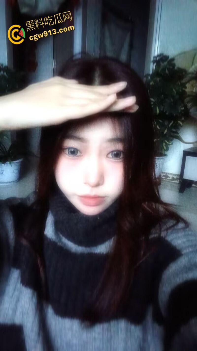 山西清纯女大学生【马莹冰】，为了买新款苹果手机，甘愿在网上裸贷，逾期被曝光自慰裸照 ！-1