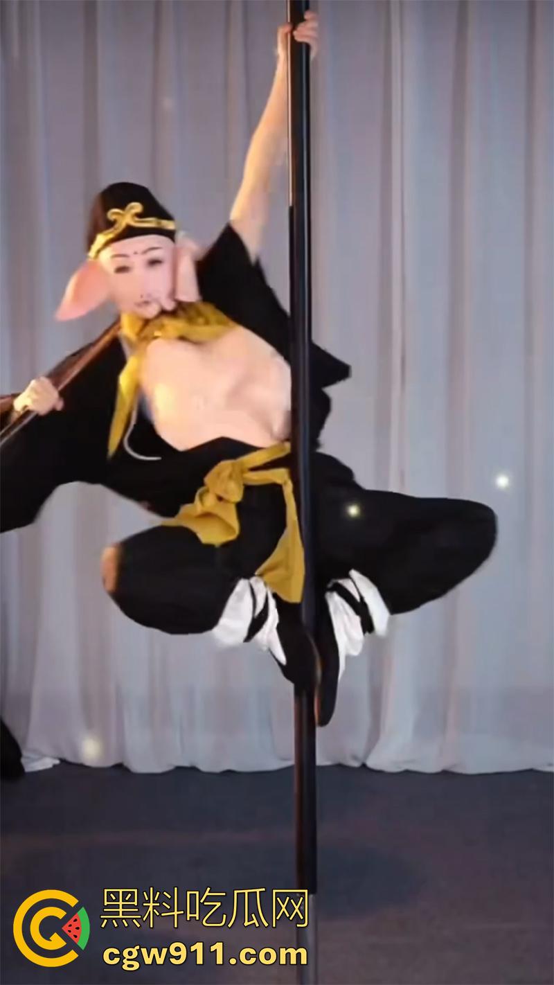 抖音钢管舞网红【坏空空 】,顶级长腿美女竟扮演猪八戒,袒胸露乳直播钢管舞,八戒要有这身材,唐僧也扛不住吧!-9