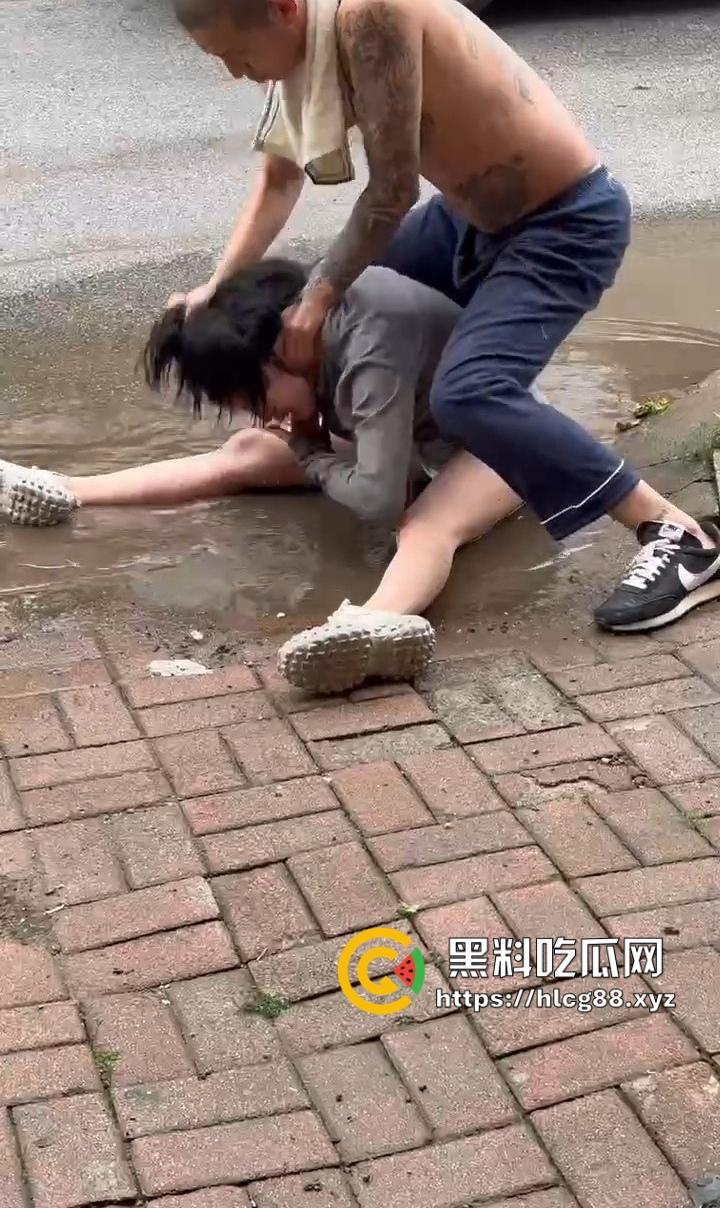 精神小妹嗑药吹气球嗨过头，走路像丧尸被精神小伙按水里洗脸，清醒后还想再嗨！-15