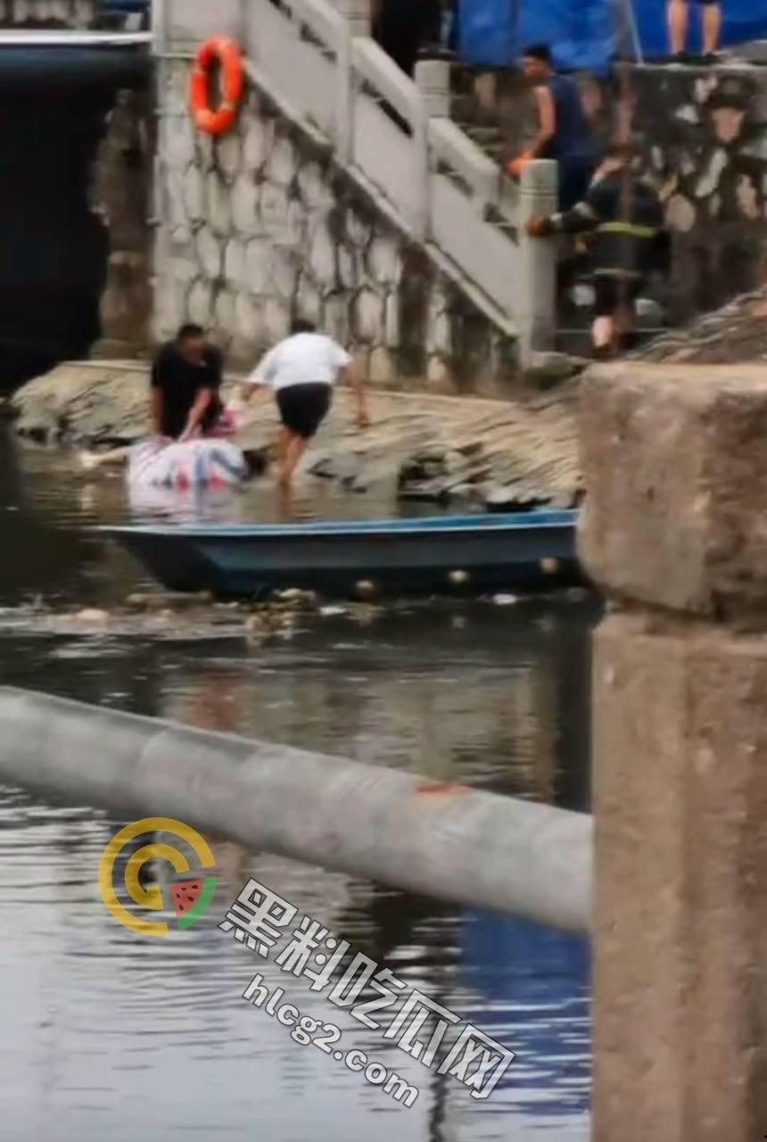 男子跳水原因成谜，岸上吃瓜群众围观看戏：事件背后隐藏着什么秘密？-4