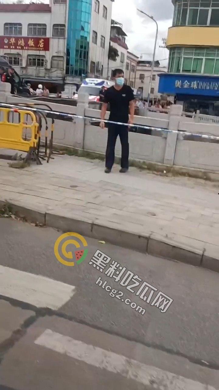 男子跳水原因成谜，岸上吃瓜群众围观看戏：事件背后隐藏着什么秘密？-7