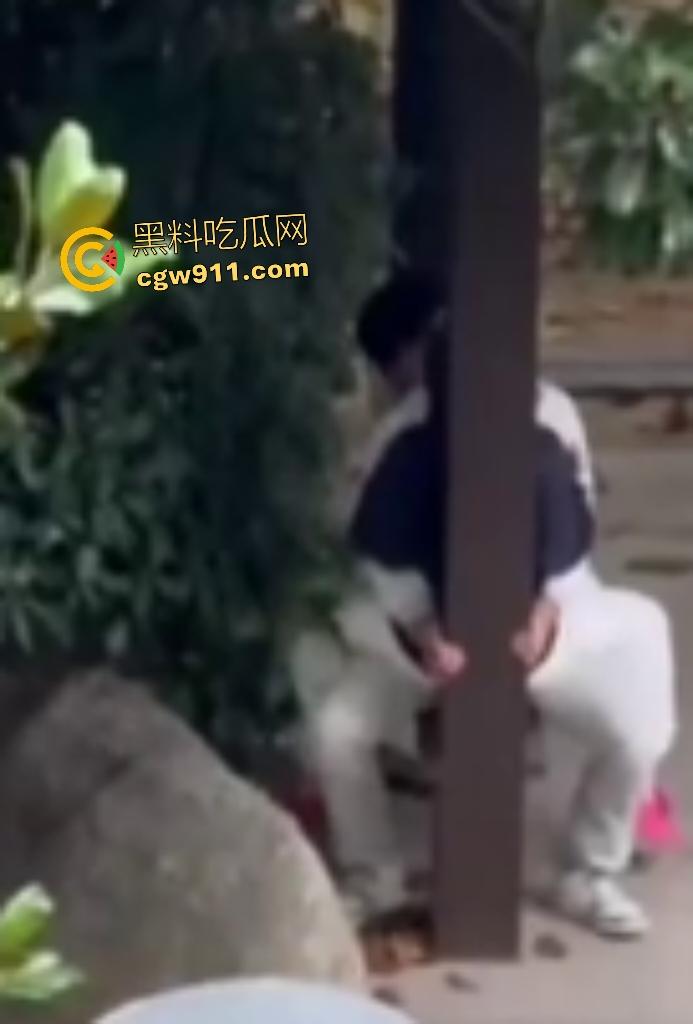 徐州技师学院情侣凉亭，网红小树林户外野战，高颜值女技师骑乘男友隔裤狂磨，精液淫水搞湿裤裆！-1