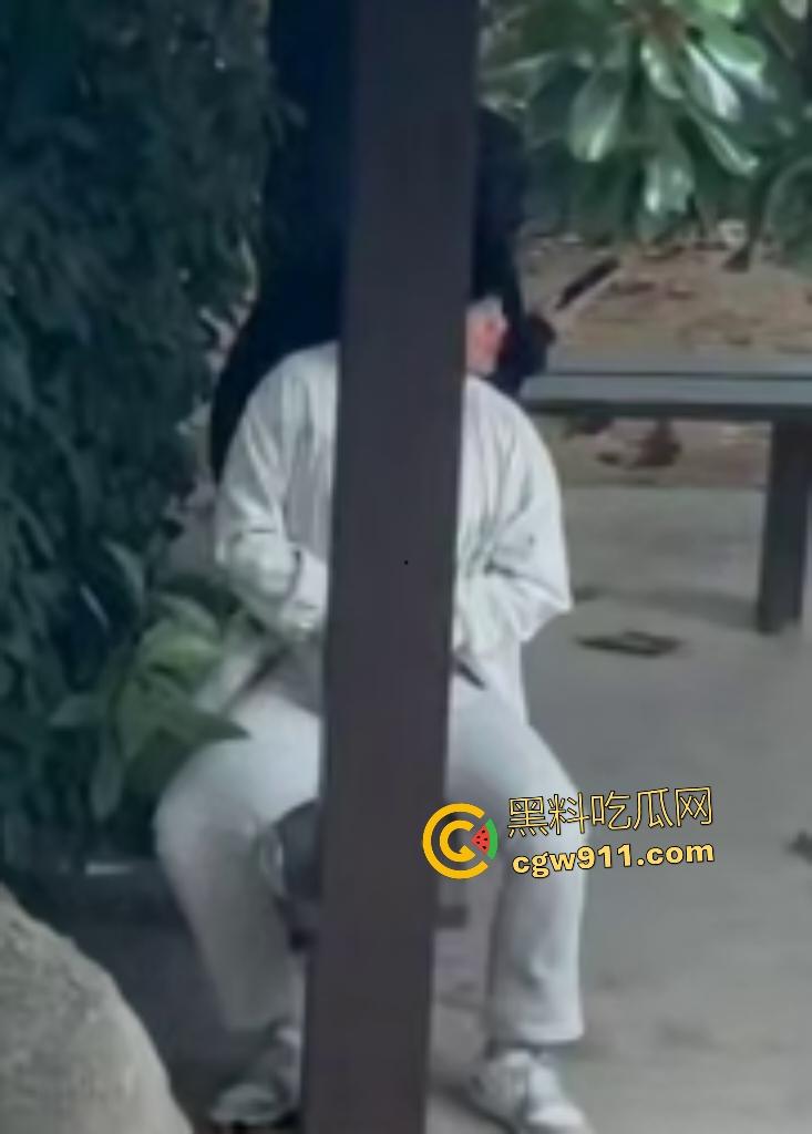 徐州技师学院情侣凉亭，网红小树林户外野战，高颜值女技师骑乘男友隔裤狂磨，精液淫水搞湿裤裆！-2