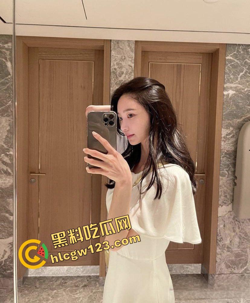 常州大学小白花『章月』伺候金主玩双飞,一拖二送闺蜜陪睡,大哥一份钱搞两个骚逼玩得笑开花!-2