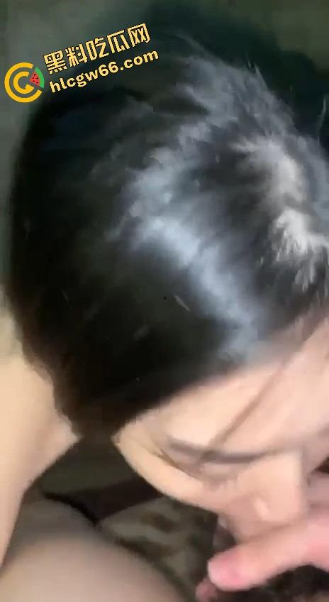 常州万达服装店老板娘『刘莉莉』被男友深喉颜射骑乘蠕动全程高能，JB插到失神还要遮脸装纯！-19