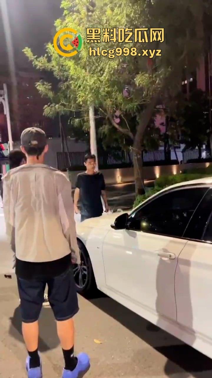 弯弯疯子哥理发店撒泼耍浑还扬言砍人 警察一来装娘炮 咋还有两副面孔呢？-8