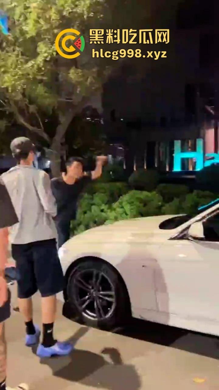 弯弯疯子哥理发店撒泼耍浑还扬言砍人 警察一来装娘炮 咋还有两副面孔呢？-9