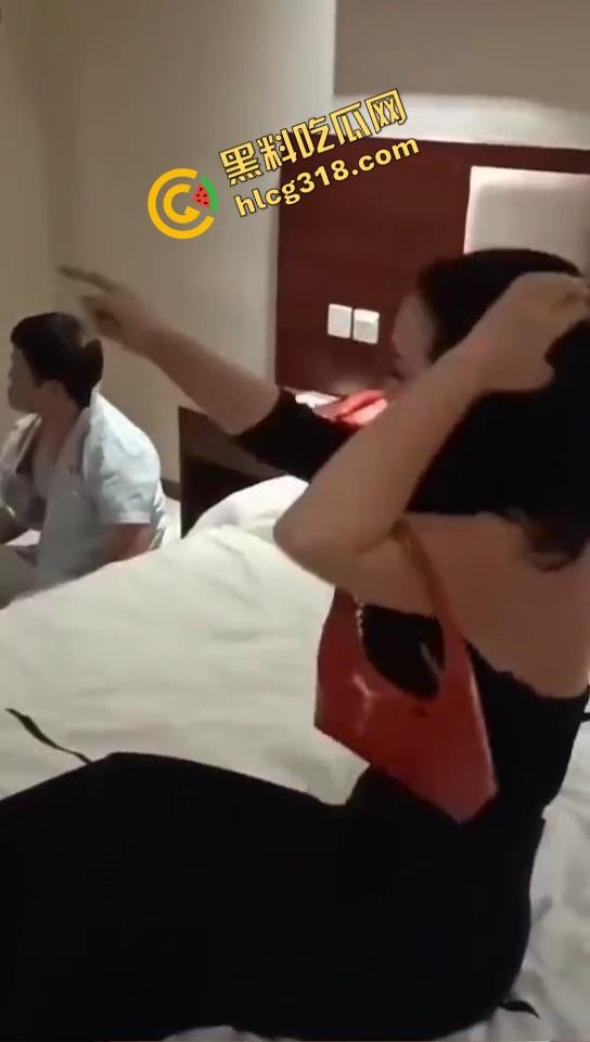 抓奸抓出新花样?郑州男子酒店当场捉奸狂锤情敌,转头却给老婆打屁股调教,你们一家人挺会玩!-12
