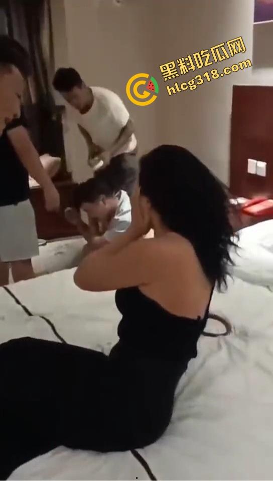 抓奸抓出新花样?郑州男子酒店当场捉奸狂锤情敌,转头却给老婆打屁股调教,你们一家人挺会玩!-13