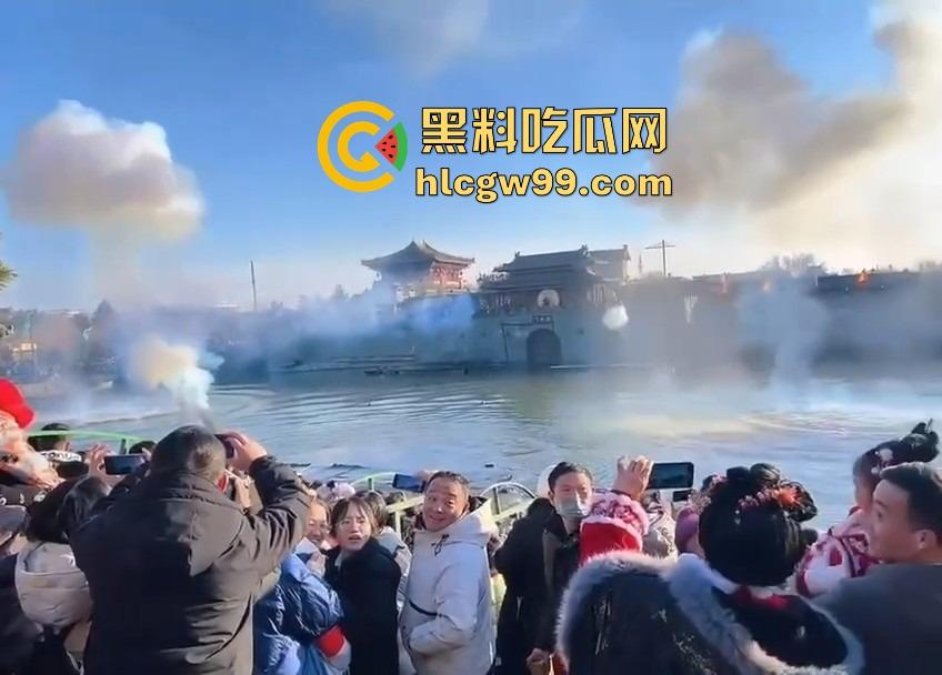 河南开封万岁山奇观，一边是水炮大战，一边是三女互撕扯头发，围观群众看懵到底该看哪个？-6