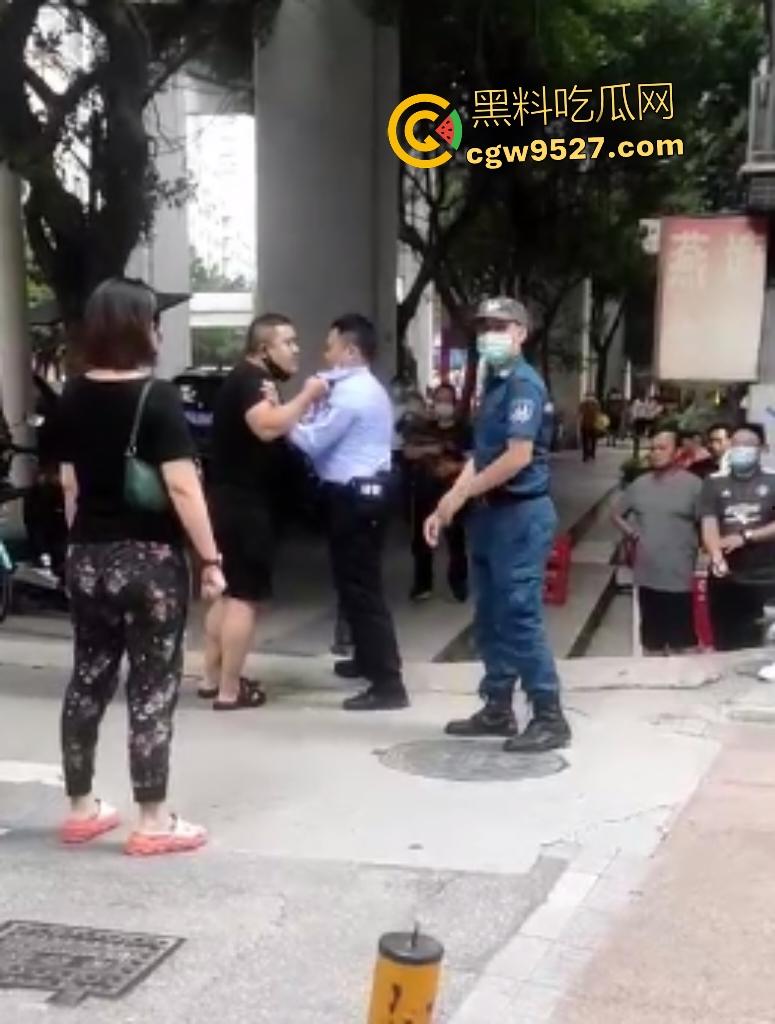 广州猛男怒打交警！因不满罚单当街狂扇头，警帽直接飞天，老婆在一旁看戏，看来这是想老公进去？-6