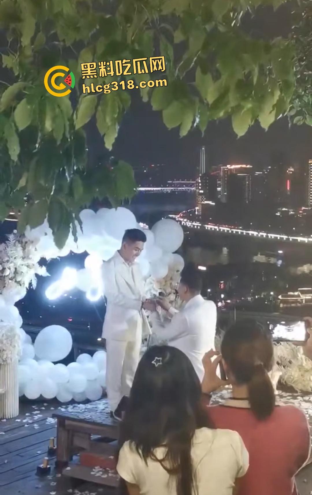 成都gay情侣白西装婚礼炸裂！亲朋好友围观拥抱亲嘴，包容度爆表还是直奔床榻吃鸡？-5