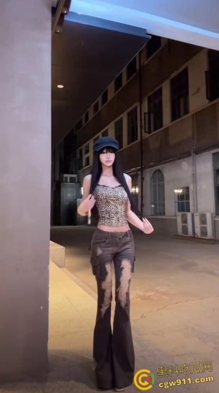 芜湖职业技术学院校花【陈雅萱】，清纯甜美学妹下海自慰，修长美腿JK黑丝自慰，被炮机操得高潮迭起娇喘连连 ！-1