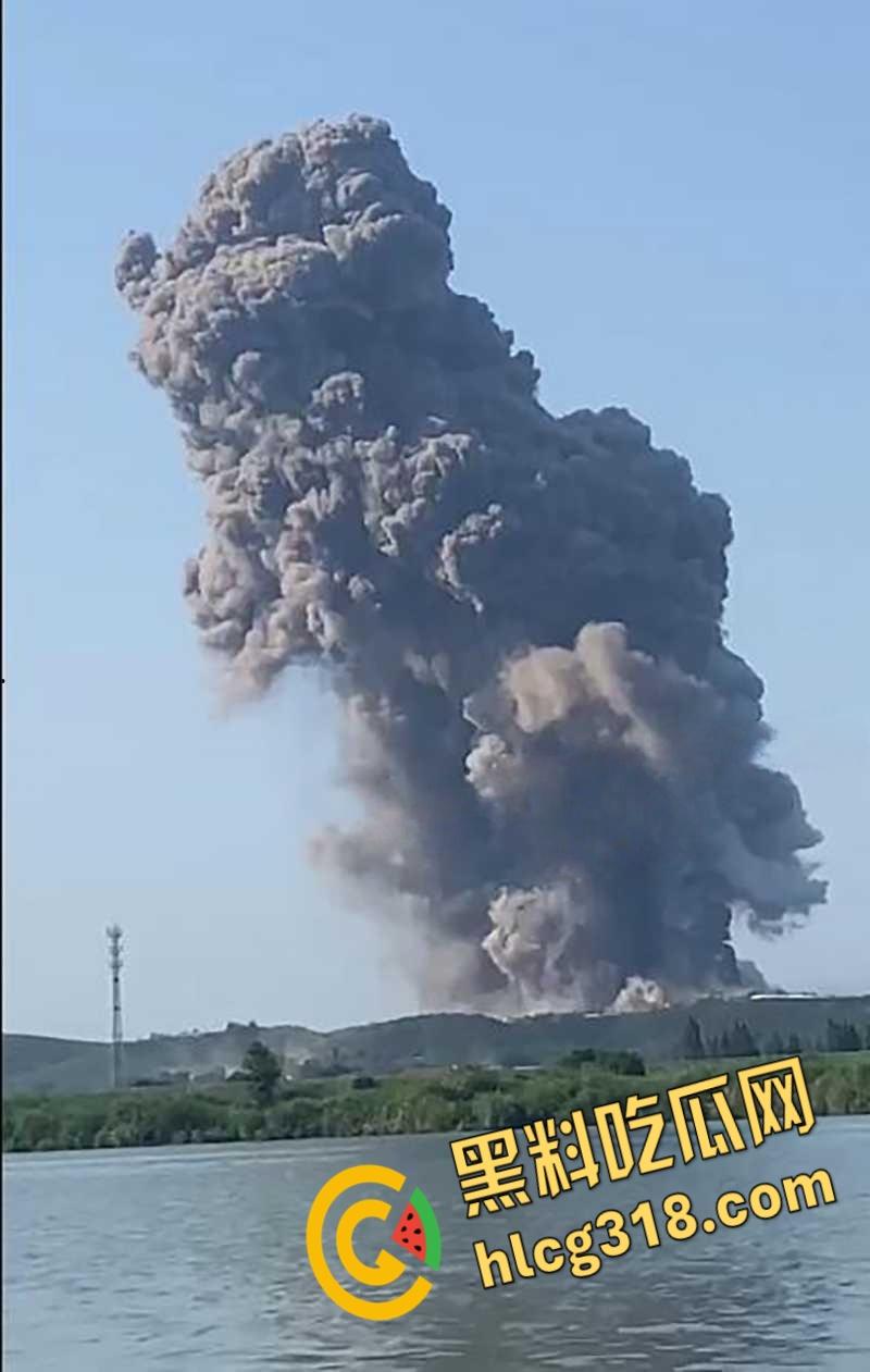 湖南常德临澧花炮厂发生爆炸，现场火光冲天蘑菇云升起，该厂曾因消防问题被罚，这回厂家可要破产咯 ！-2
