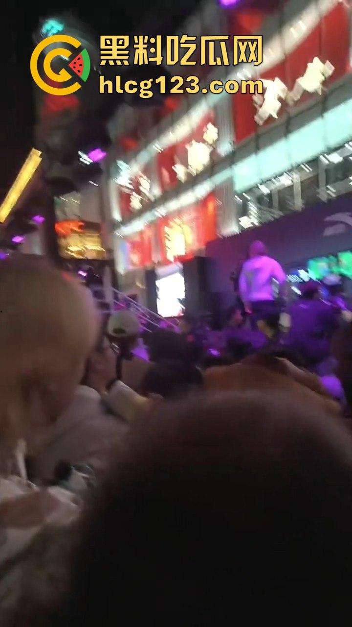 沈阳中街安踏门店出大事？一群男的当街怒骂安踏傻逼，场面一度失控！-2