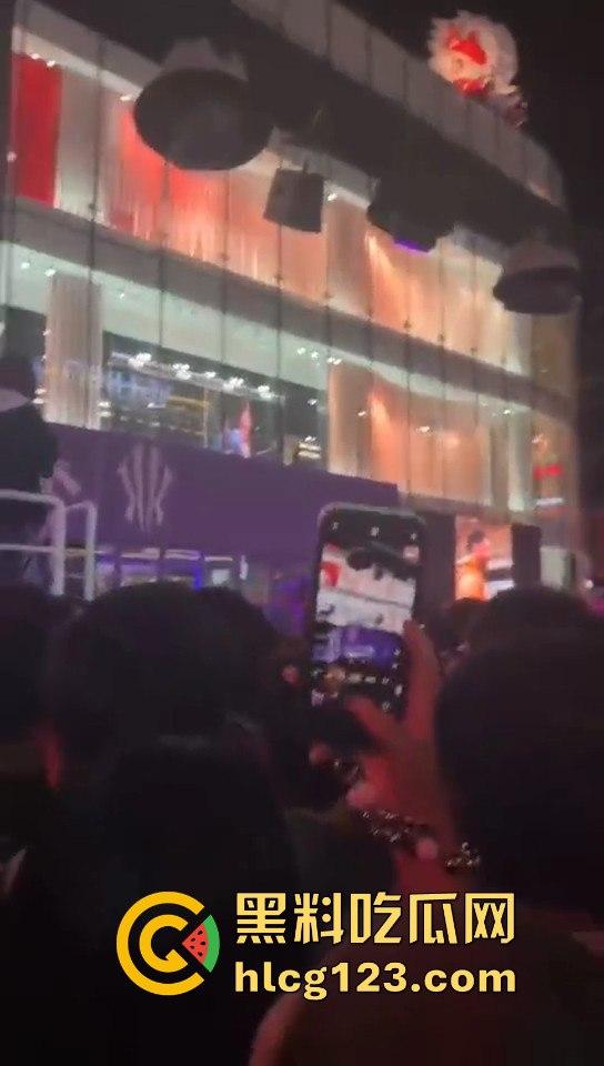 沈阳中街安踏门店出大事？一群男的当街怒骂安踏傻逼，场面一度失控！-3