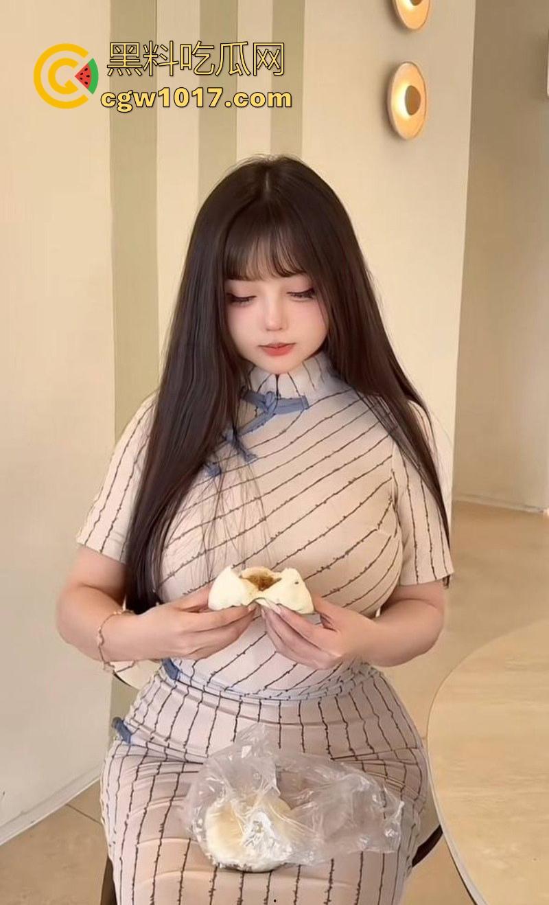 抖音巨乳网红【乖乖酱】福利私拍合集曝光流出，G奶少女私下淫荡十足，丰满身材揉乳晃臀，指摩擦私处眼神魅惑撩人！-3