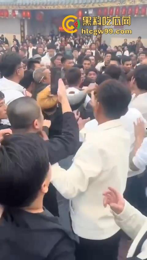 广东潮汕迎老爷因抢香炉爆发冲突,两边人马大大出手,好好的一个迎神活动搞成这样为啥呀!-2