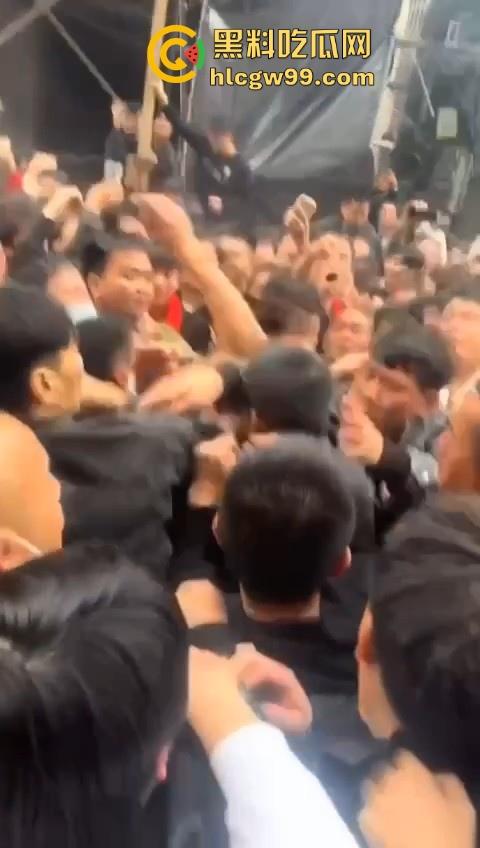 广东潮汕迎老爷因抢香炉爆发冲突,两边人马大大出手,好好的一个迎神活动搞成这样为啥呀!-3