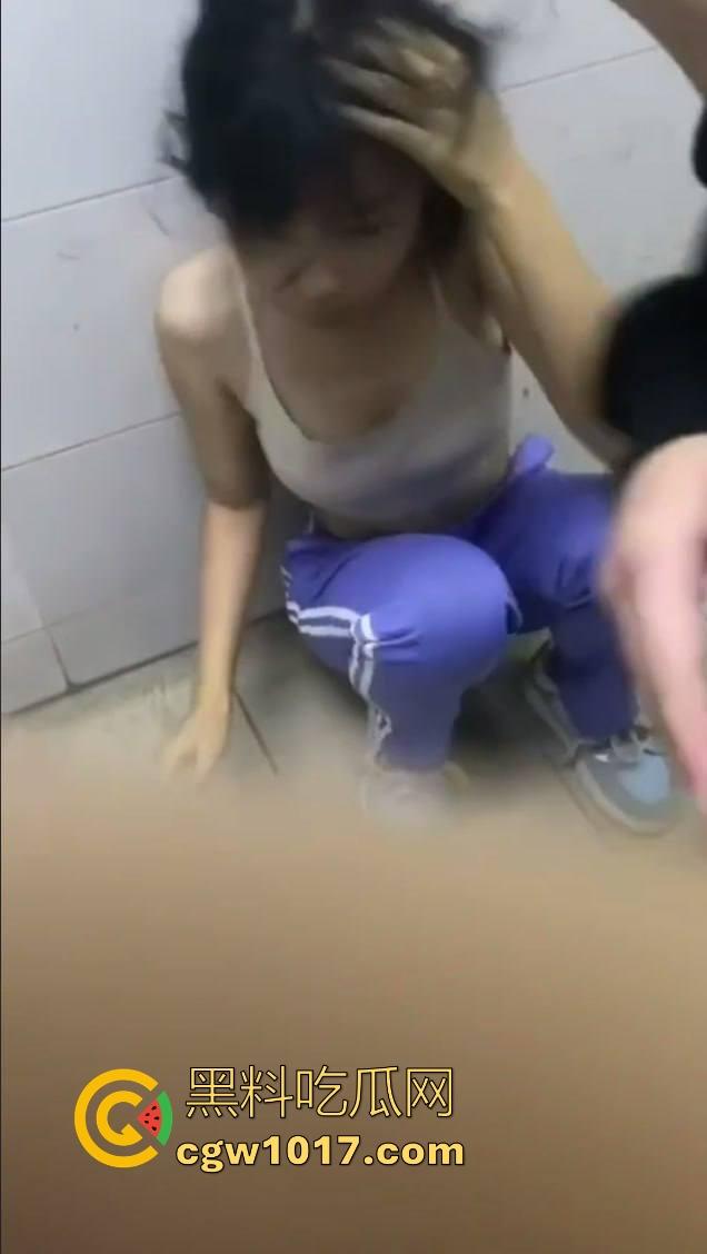 广东汕头龙湖区某中学校园霸凌视频曝光，果然是最毒妇人心啊，拳打脚踢扒光衣服，还要被霸凌着当作掰开嫩逼自慰！-11