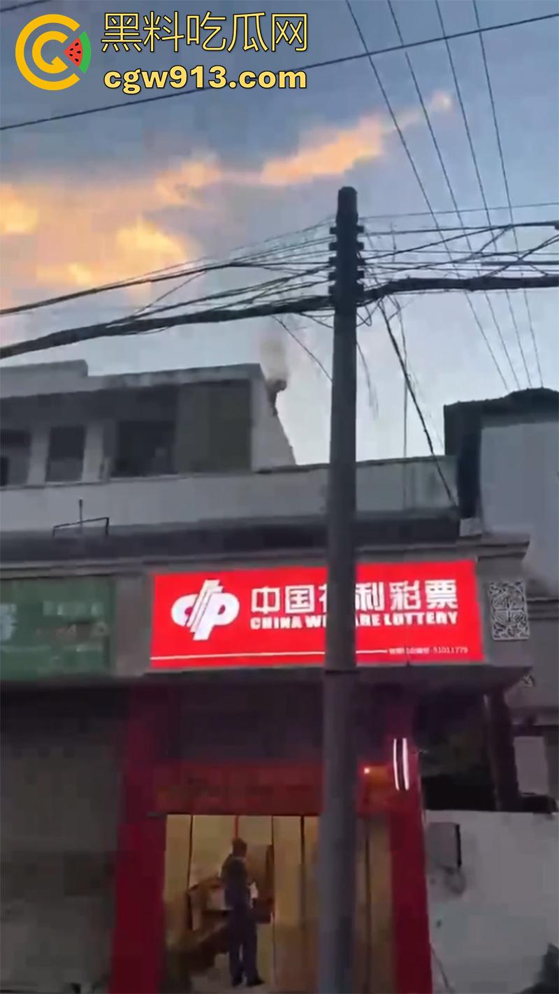 偷情人妻竟丢了命， 四川成都郫县一男子，偷情彩票站老板娘，老公突然回来只能躲在楼顶，竟被当场电死！-1