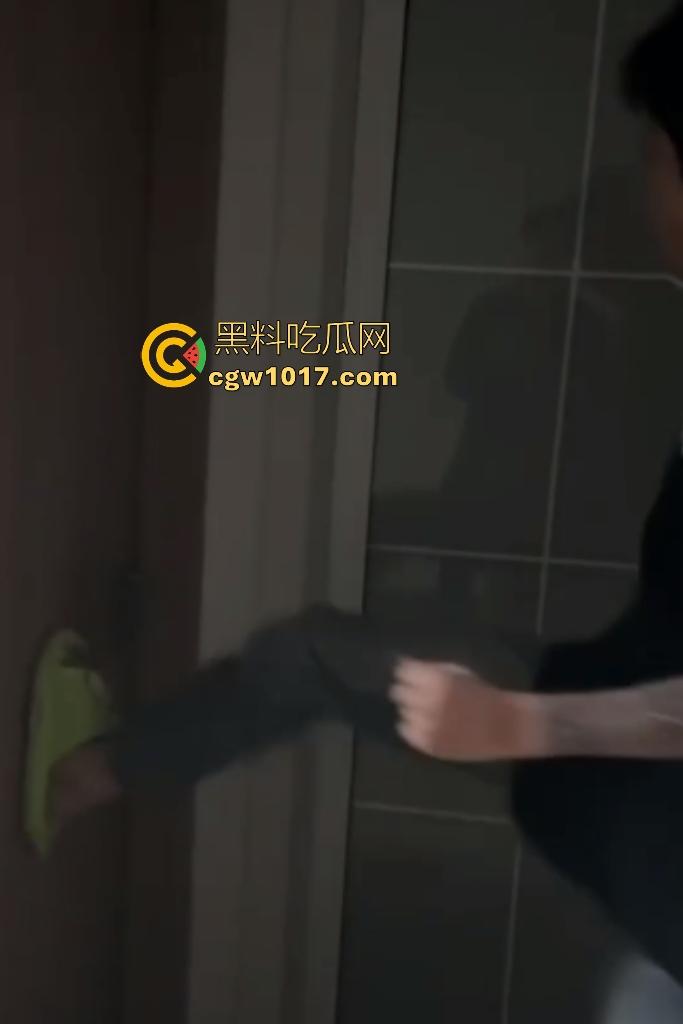 精神小伙睡兄弟对象抓奸现场挨打！偷情女友竟还用剪刀威胁男友，兄弟们气不过直接打小三嘴角出血！-2