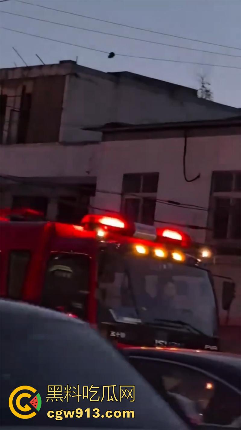 偷情人妻竟丢了命， 四川成都郫县一男子，偷情彩票站老板娘，老公突然回来只能躲在楼顶，竟被当场电死！-7