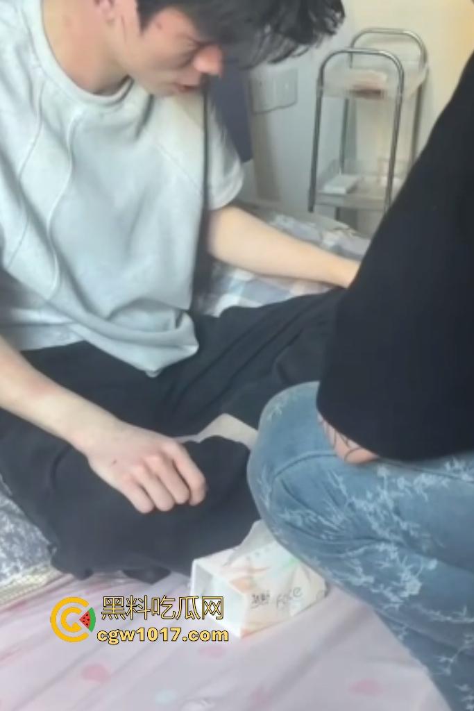 精神小伙睡兄弟对象抓奸现场挨打！偷情女友竟还用剪刀威胁男友，兄弟们气不过直接打小三嘴角出血！-7