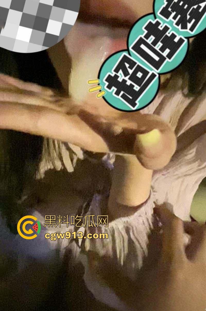 海角大神，尝试与亲妹妹人行天桥上刺激野战，全方位打桩被湿滑蜜舌榨干，真的太刺激了！-5