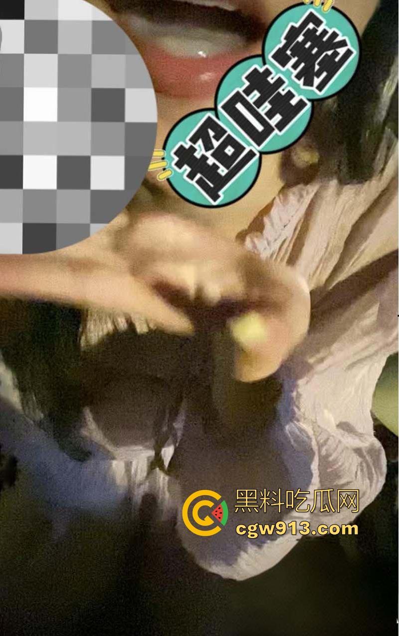 海角大神，尝试与亲妹妹人行天桥上刺激野战，全方位打桩被湿滑蜜舌榨干，真的太刺激了！-6