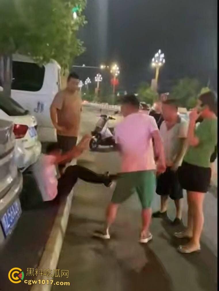 大快人心！眉山市变态每天给小妹妹转二十块钱，时机成熟约小妹妹到线下，被女孩爸爸发现后围堵爆揍！-3