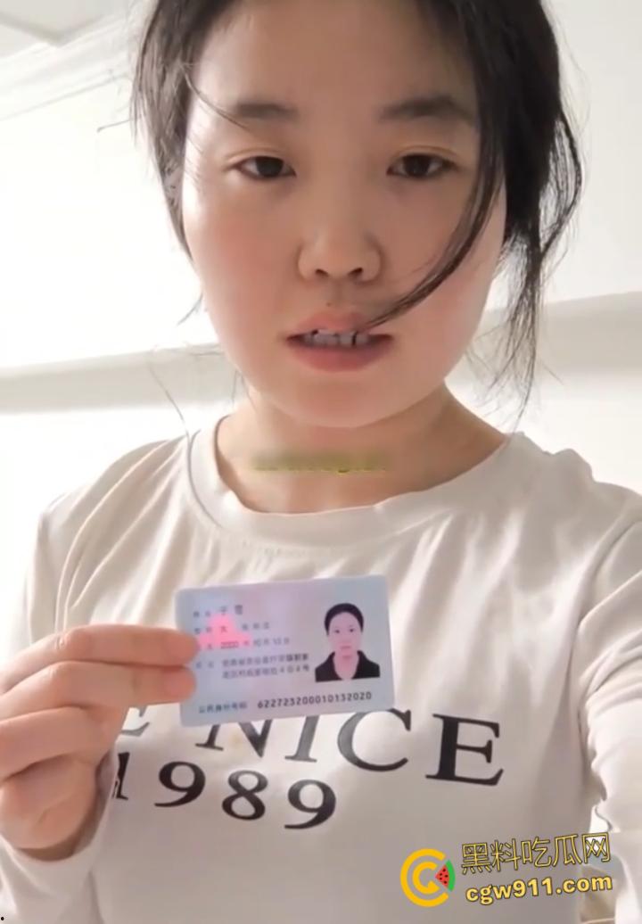 甘肃反差眼镜妹【于雪】，超前消费欠下高额裸贷失联，被债主曝光全裸视频，太过投入给自己整高潮了！-7