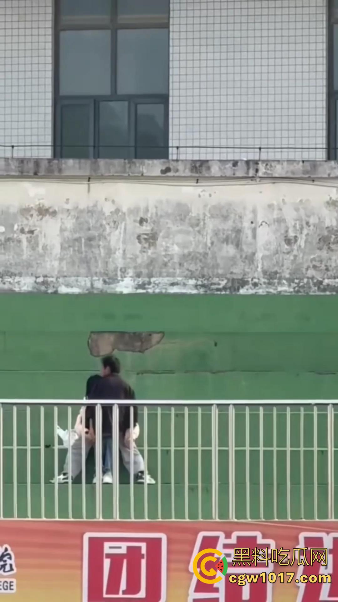 信阳职院操场上演活春宫！女友在操场观众席当众跪舔 脱衣揉胸，被数百手机围拍也熟视无睹！-4