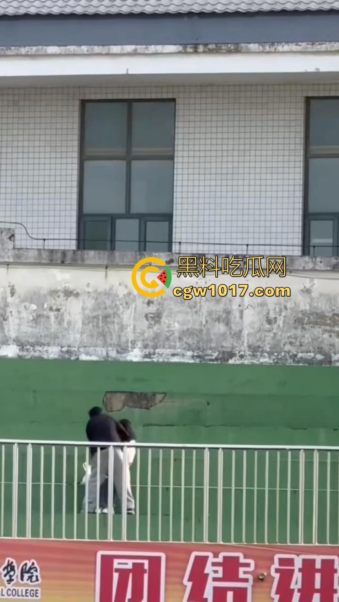 信阳职院操场上演活春宫！女友在操场观众席当众跪舔 脱衣揉胸，被数百手机围拍也熟视无睹！-7