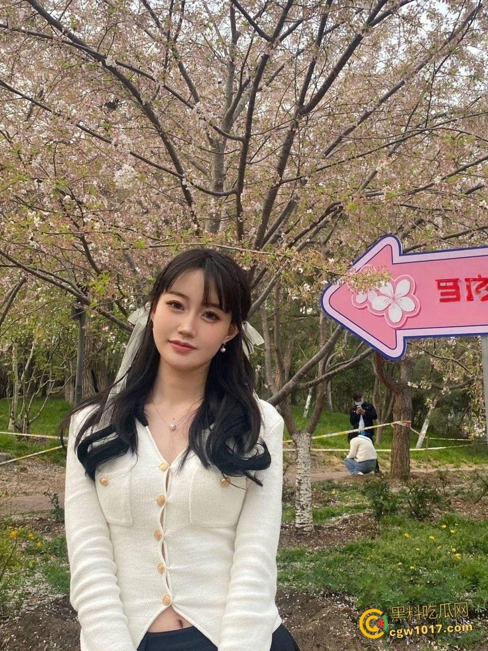 北方工大绝美校花，遭男友背刺大量自拍流出，玩户外露出取外卖，花式性爱舔肛吸屌，穿着护士制服被后入猛草！-2