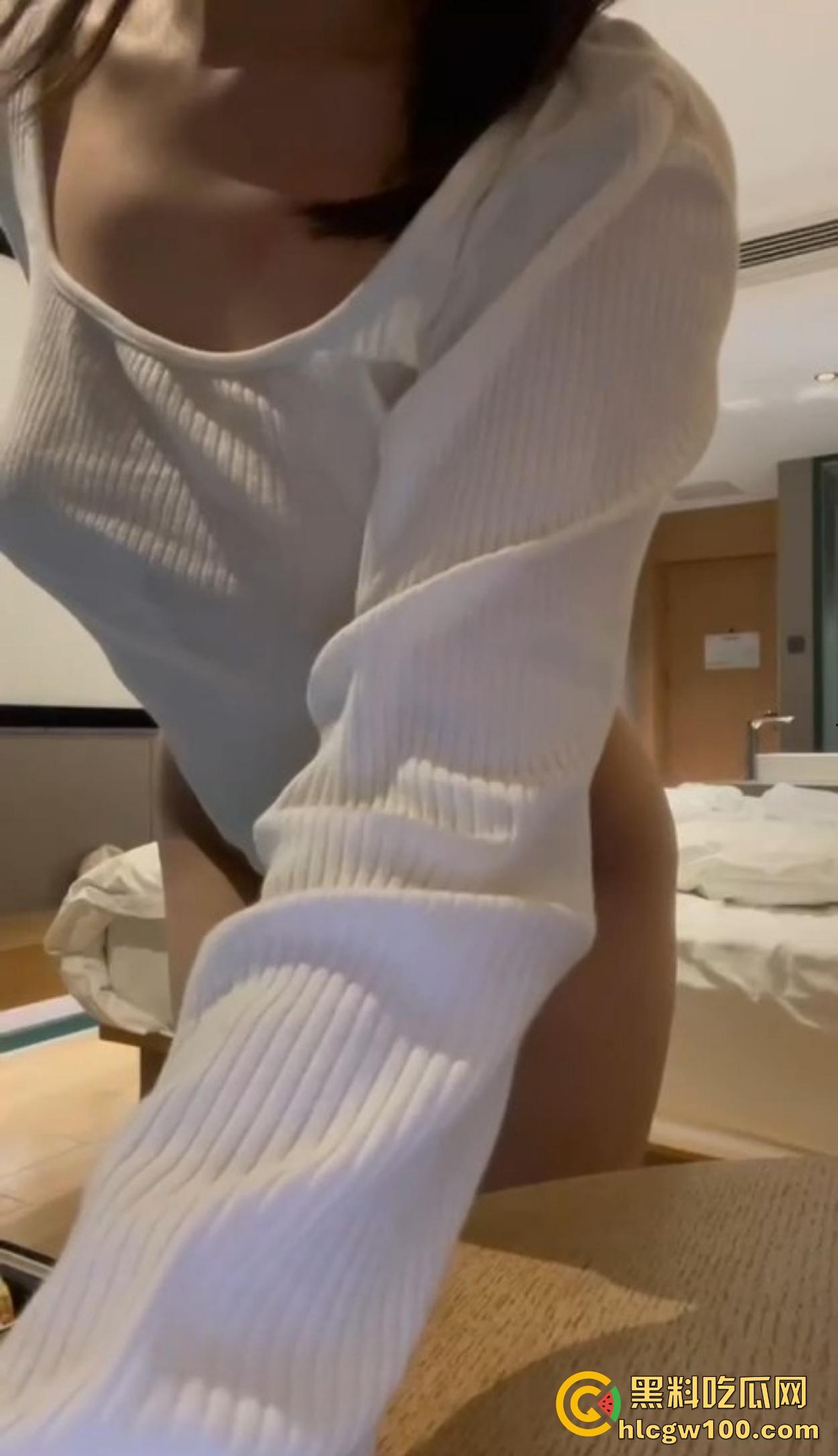 广东珠海学院骚货【朱梅】被包养，嫩穴插到快变黑，后入太爽让人顶不住，舔鸡巴求射嘴里，屁股翘得太让人上瘾！-5