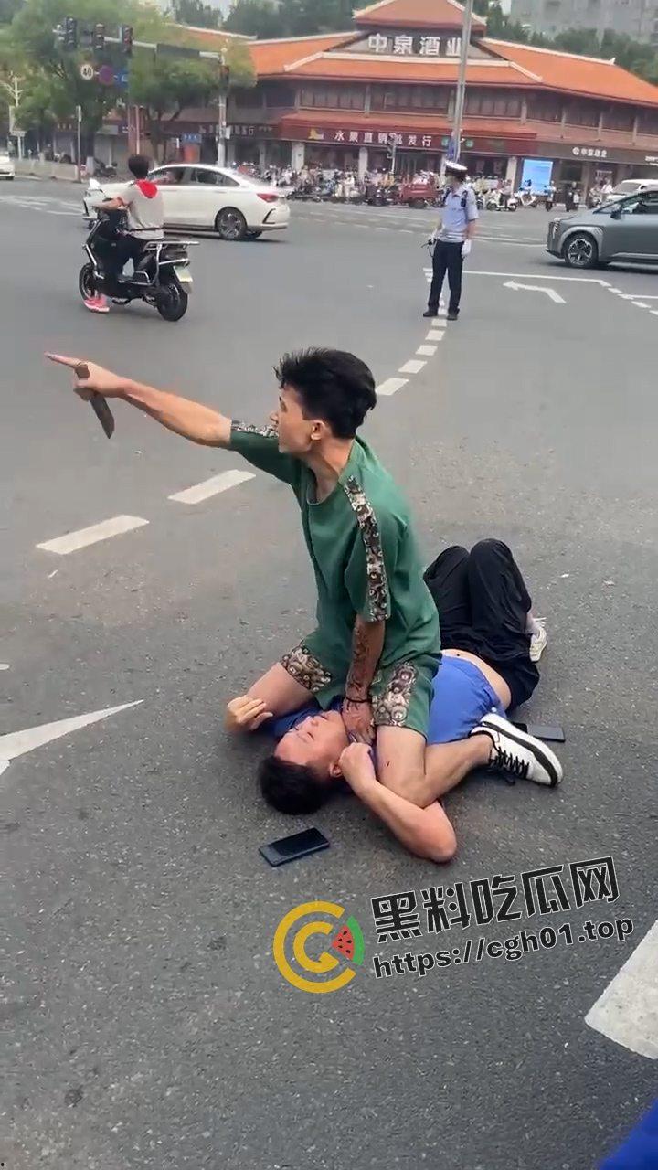 当城管遇上新疆人 这下不嚣张了！ 掐着城管脖子当人质  真是横的就怕不要命的-2