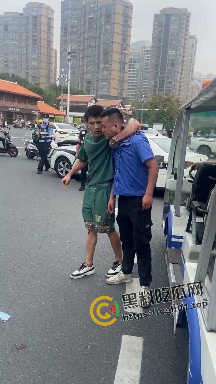 当城管遇上新疆人 这下不嚣张了！ 掐着城管脖子当人质  真是横的就怕不要命的-4