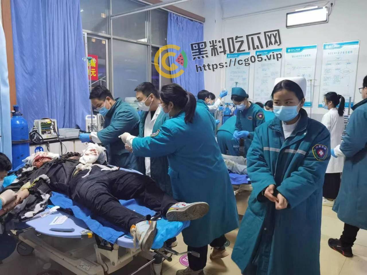 河南焦作东方红广场 三名年轻人疑似当众引爆雷管 手和腿直接炸断 现场血腥画面曝光-8