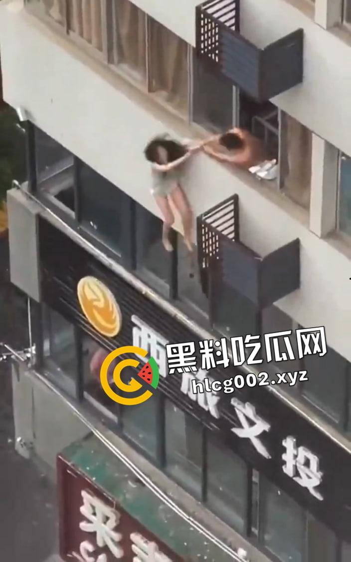 湖北少妇足浴店偷情被捉奸在床 内裤都来不及穿被逼上窗台 从三楼坠落 现场视频流出-3