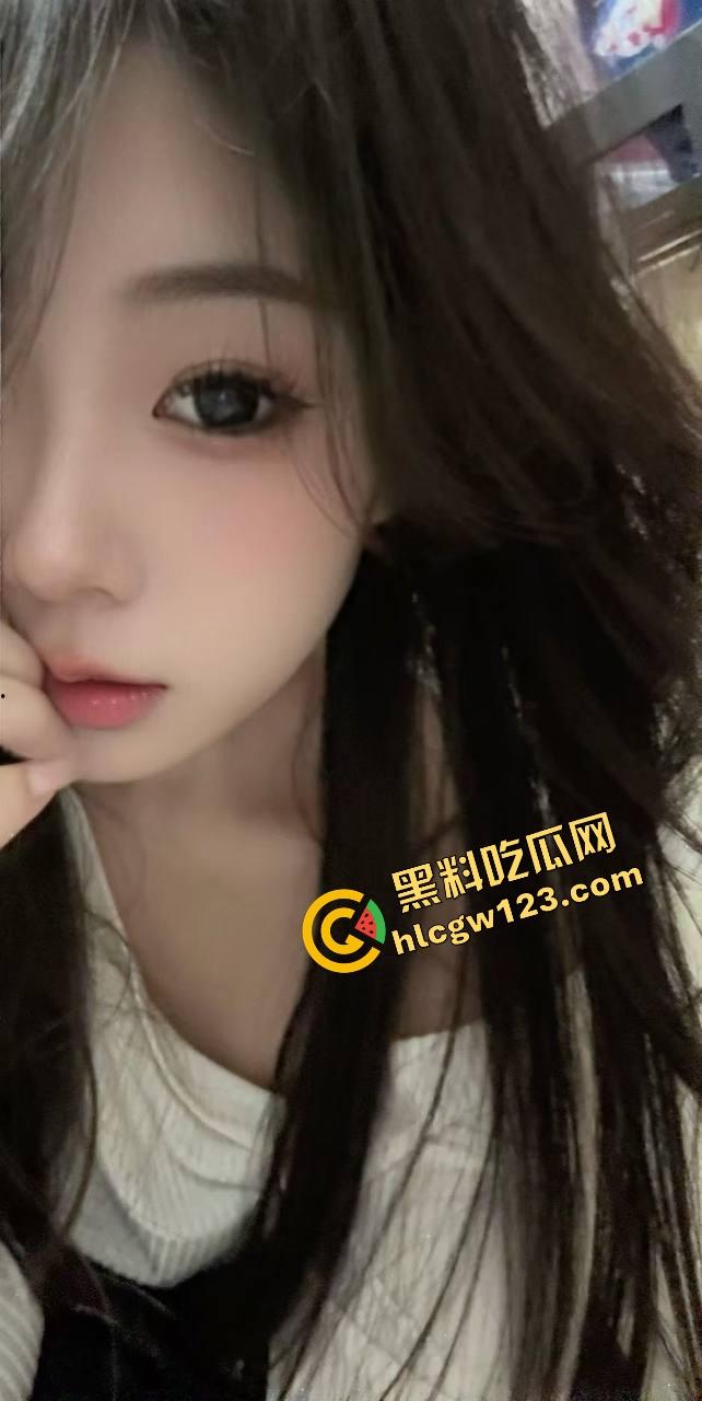 年少不知少妇香，错把少女当宝藏，发情少妇一瓶锐澳下肚就发骚，小眼一眯就自己脱了开裆裤，逼湿得流到沙发腿！-3