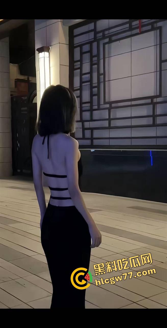 骚得要命的颜值妹子主动跪舔，嘴上功夫堪比老炮，深喉后入双夹爆射，内射后还用小穴夹着帮你挤干！-1