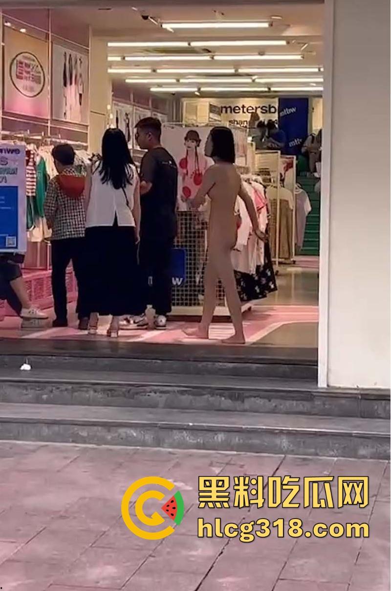 又是主人的任务吗？短发小妹全裸游街，毫无忌惮大庭广众下脱光衣服走秀，逼毛巨乳清晰可见！-3