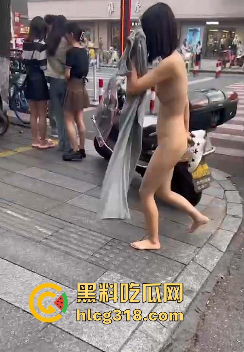 又是主人的任务吗？短发小妹全裸游街，毫无忌惮大庭广众下脱光衣服走秀，逼毛巨乳清晰可见！-7