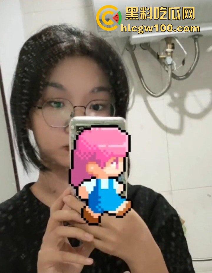 广西大学大一学生嫩妹【郭飒】不雅视频流出被曝光，对镜自拍展示娇嫩玉胸体完美呈现。-10