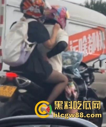 开车不扣逼 抠逼不开车 更何况还是摩托车！鲁BWG008车主你被偷拍了 黑丝骚逼扣起来带劲吗？-7
