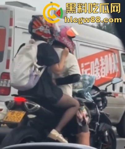 开车不扣逼 抠逼不开车 更何况还是摩托车！鲁BWG008车主你被偷拍了 黑丝骚逼扣起来带劲吗？-8