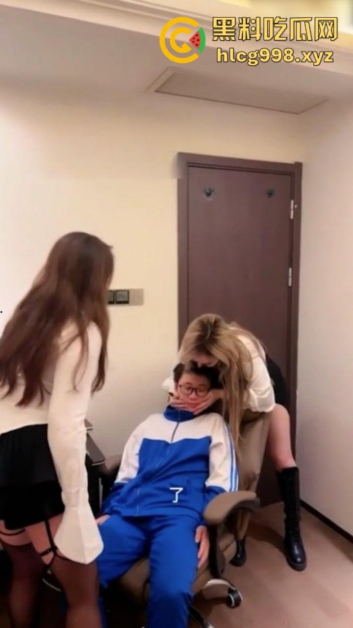 借火顺带给小处男破处！ 尴尬场面让小姐姐崩溃了“小逼有点慌 求哥哥安慰”-8